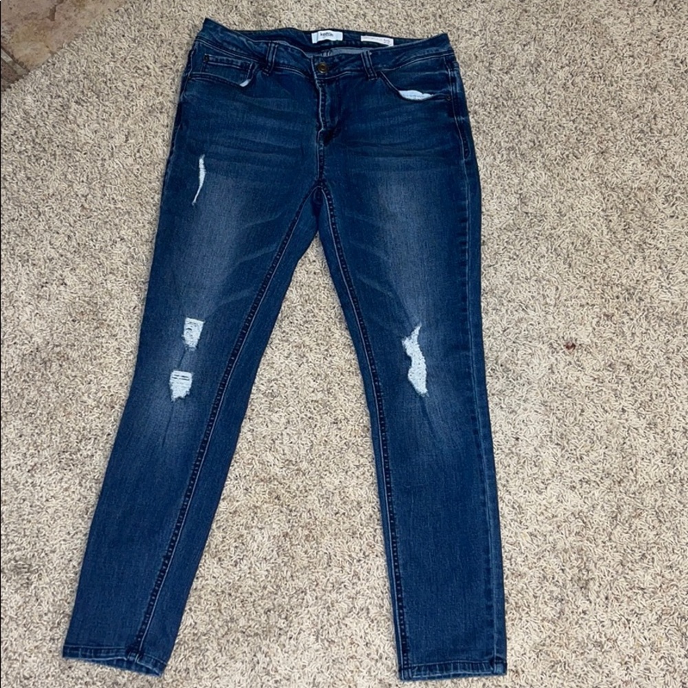 DISTRESSED JEANS